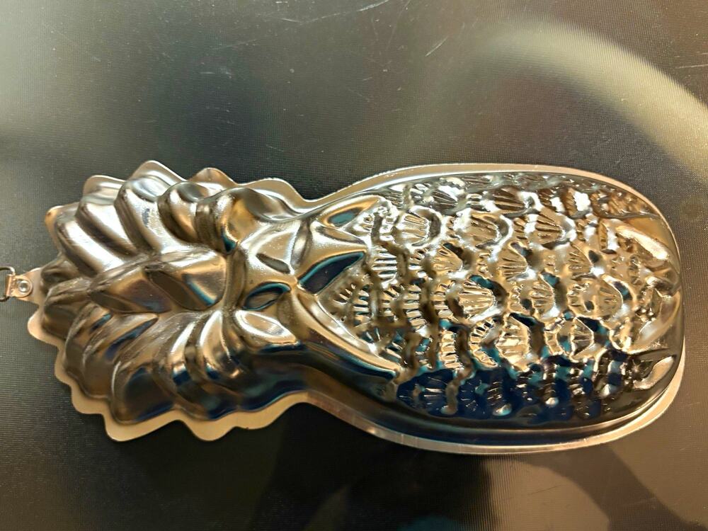 Metal Pineapple-Shaped Jello Mold with Hanging Loop, Fruit Shape Food Theme